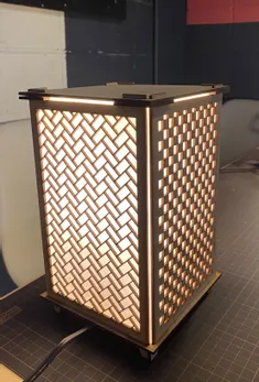 トロテック・CO₂レーザーカッターによる複雑な格子模様のレーザーカット木製ランプ