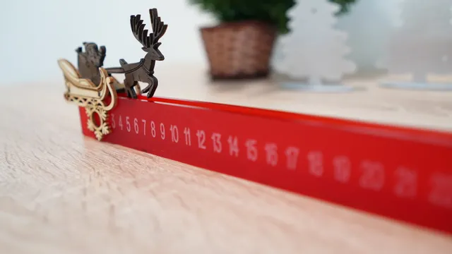 Laserskåret adventskalender med slæde og rensdyr i akryl lavet med Trotec CO₂-laserskærer
