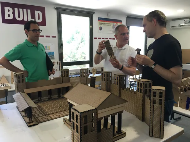 Architecten onderzoeken lasergesneden kartonnen modellen gemaakt met Trotec Speedy series lasersnijder