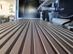 Binnenaanzicht van Trotec Speedy lasergraveermachine met aluminium lamellensnijtafel