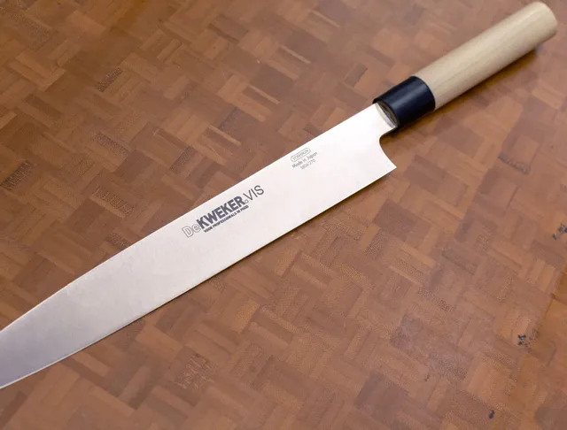 Laserbeschriftetes DeKWEKER Küchenmesser, graviert mit Trotec Speedy Laser auf einem Holzschneidebrett