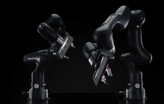 Zwei Roboterarme mit Präzisionslaserköpfen für automatisches Gravieren und Laserbeschriftung