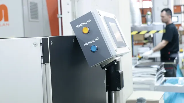 Panel de control con botones de encendido y apagado de la calefacción en una instalación industrial de procesamiento láser