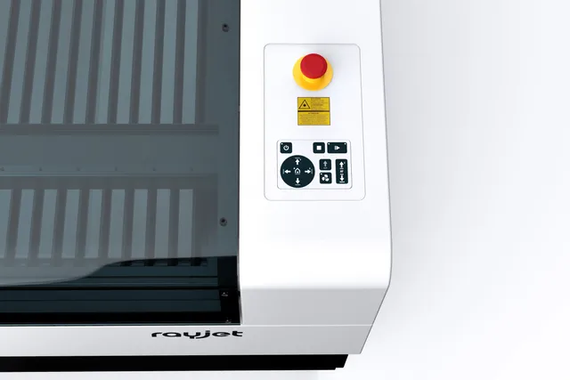 Bedienfeld des Trotec Rayjet CO₂ Lasergravierers mit Not-Aus-Taste und Navigationstasten