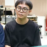 トロテック・レーザー・ソフトウェア・ワークステーションの近くに座る人。