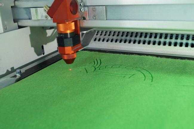 Gravure laser d’un carquois en feutrine