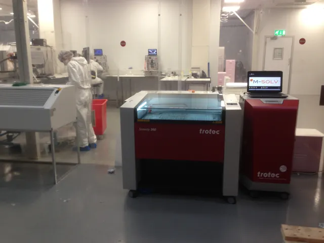 Trotec Speedy 360 CO₂ Laserschneider im Einsatz in einer Reinraum-Laborumgebung