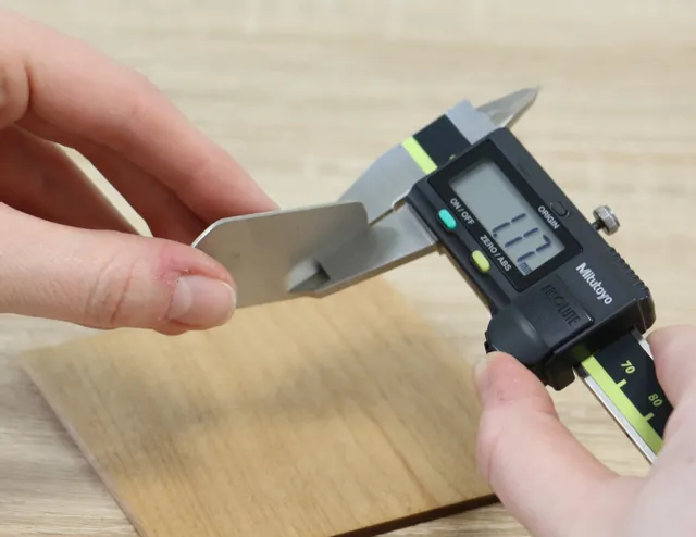 Kalibratiemeter die de dikte van aluminium werkstukken meet voor de kalibratie van Trotec lasersnijders