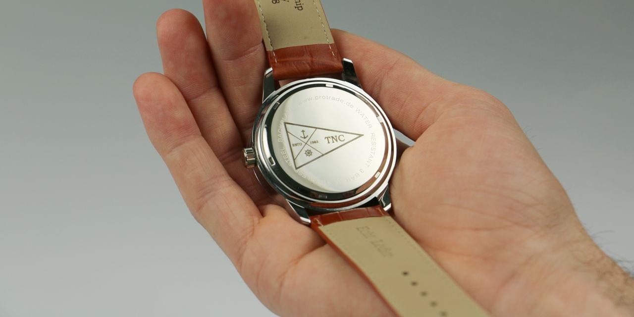 detalles grabados de reloj de pulsera