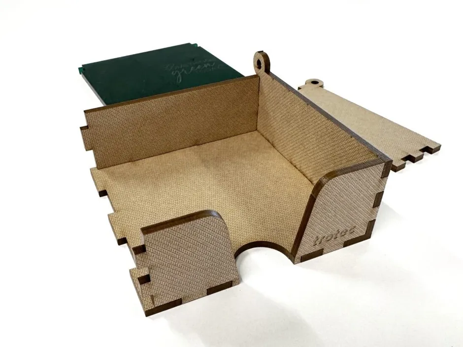 Il componente della scatola di legno tagliato al laser con la taglierina laser Trotec mostra i giunti precisi ad incastro.