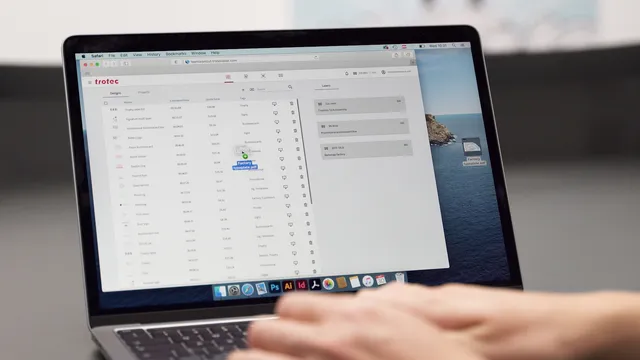 MacBookの画面上でトロテック・Rubyソフトウェアでレーザープロジェクトを管理するユーザー