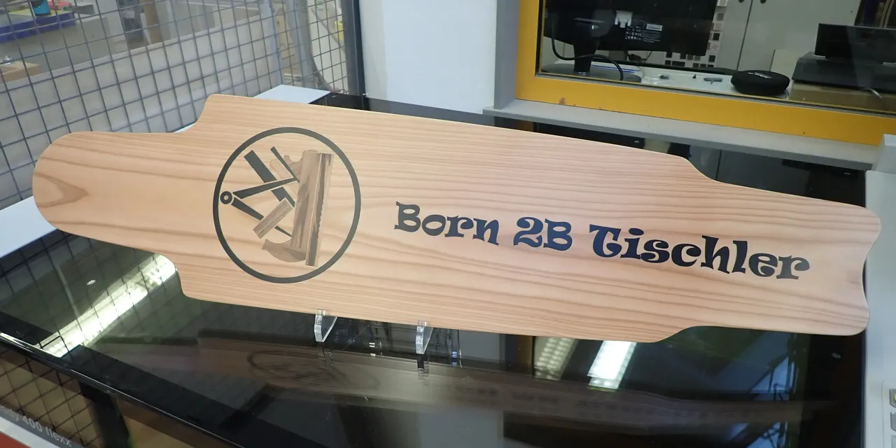 Holzschild mit Born 2B Tischler Text graviert mit Trotec Speedy 400 flexx Laserschneider