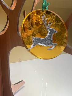 Lasergesneden acrylornament met rendieren en sneeuwvlokken gemaakt met Trotec lasersnijder