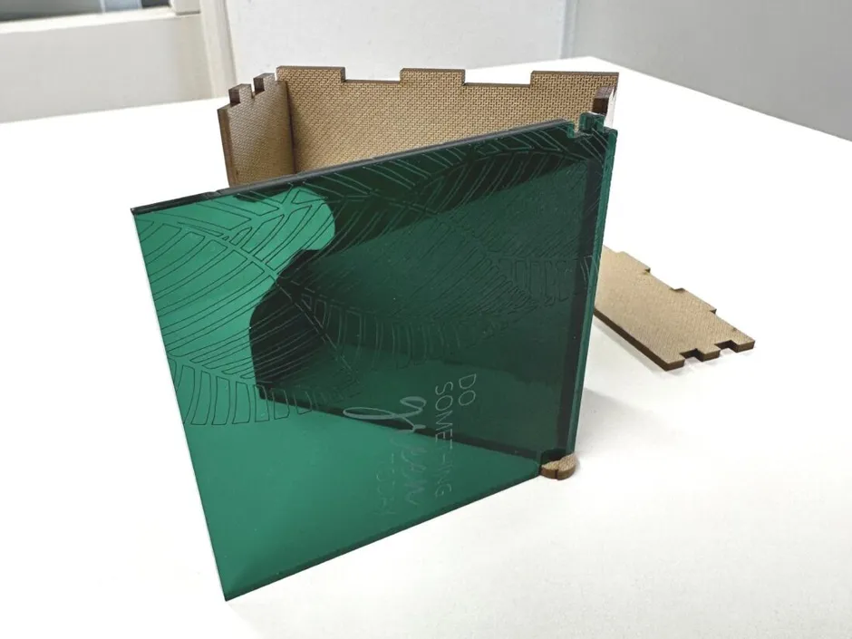 Boîte en bois et acrylique découpée au laser avec un motif de feuille gravé à l'aide de la machine de découpe laser de la série Speedy de Trotec.