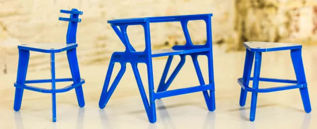 Miniatur set furnitur biru yang dipotong dari akrilik menggunakan pemotong laser Trotec
