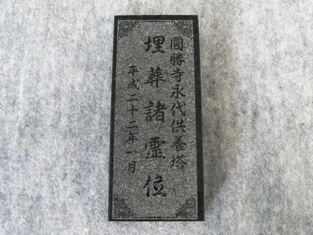 placa de piedra grabada