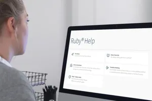 Utilisateur naviguant sur la page d'aide du logiciel Trotec Ruby sur l'ordinateur de bureau