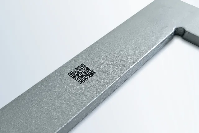 トロテック・SpeedMarkerレーザーマーキングシステムによる金属部品への精密QRコードマーキング