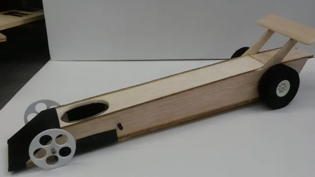 CO₂ lasergeschnittenes Dragster-Automodell aus Holz, hergestellt mit dem Lasergravierer der Speedy-Serie von Trotec.