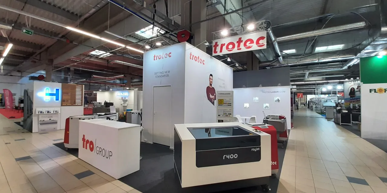 Stoisko targowe Trotec prezentujące wycinarkę laserową R400 i technologię laserową Trotec.