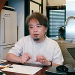 トロテック・プロジェクトのスケッチとデスクでレーザーカットのデザインについて話し合う男性