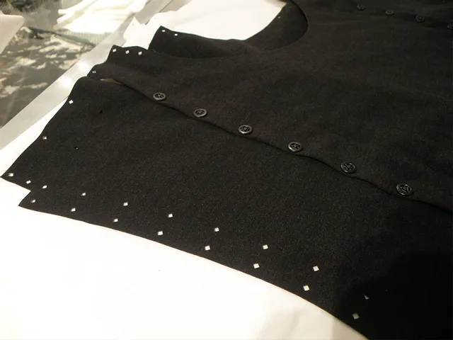 YUIMA NAKAZATO EXHIBITION / STORE：レーザーカッターで裁断し、レーザーで穴も空けた衣服のパーツ