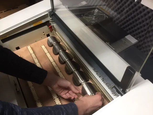 Komponenty do grawerowania laserowego klap ratunkowych