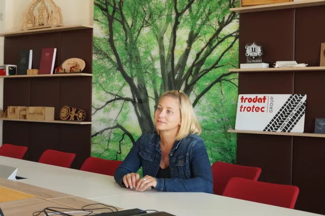 Trotec-kantoor met lasergesneden houten modellen en het merk Trodat Trotec Group op displayplanken