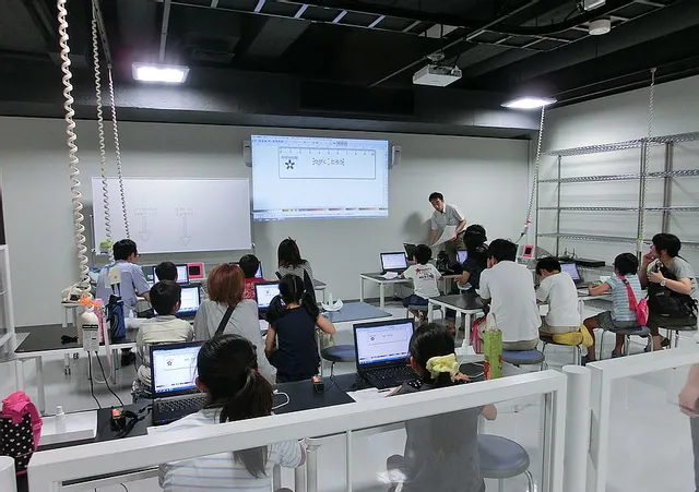 トロテック・Rubyソフトウェアによるレーザー彫刻機を教室で学ぶ学生たち