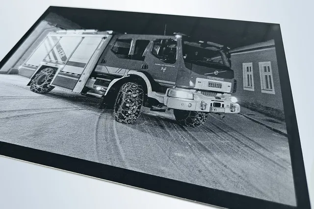 Lasergraviertes Bild eines Feuerwehrautos auf eloxiertem Metall mit einem Lasergravierer der Speedy-Serie von Trotec