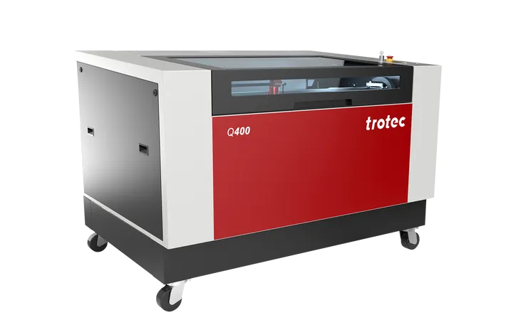 Machine de découpe laser Trotec Q400 CO₂ avec zone de travail fermée sur base roulante