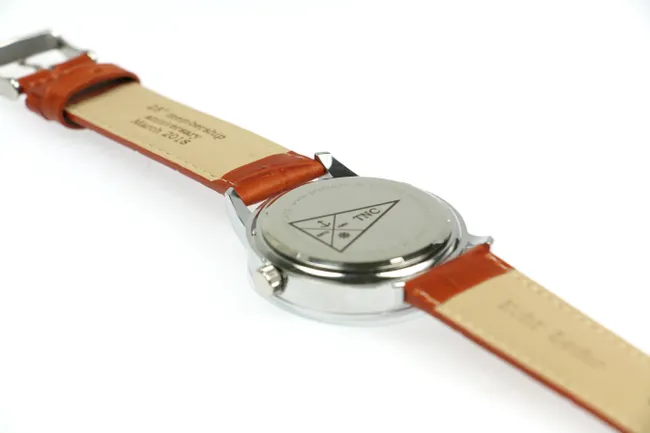jam tangan dengan ukiran laser