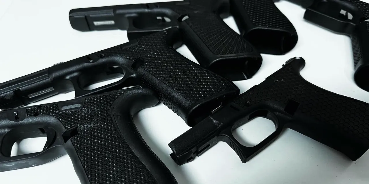 Montures d'armes de poing en polymère noir marquées au laser et traitées avec la technologie de gravure laser Trotec.
