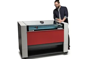 Man bedient een Trotec Speedy 400 CO₂-lasersnijder voor nauwkeurige gravures