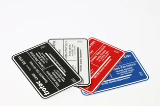 Farbig gravierte Kennzeichnungen mit der Lasergraviermaschine Trotec Speedy300 CO₂ hergestellt