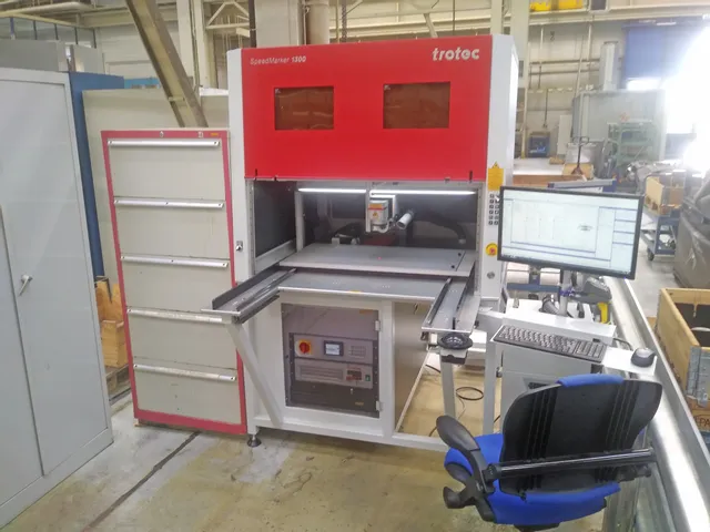Sistema de marcado láser Trotec SpeedMarker 1300 con estación de trabajo informática en un entorno industrial