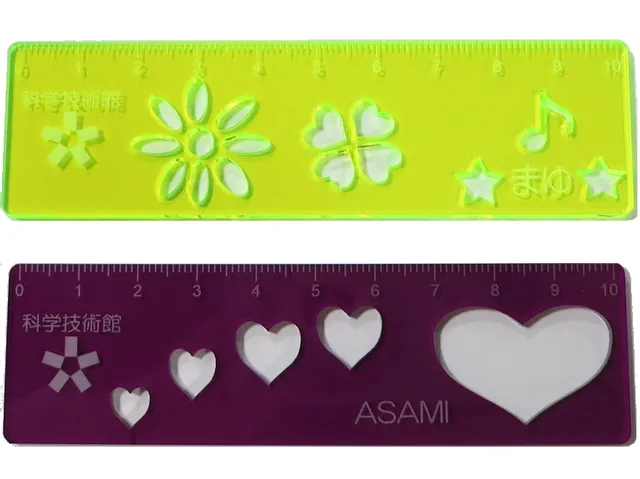 トロテック・レーザーカッターでレーザーカットされた形状と彫刻が施されたアクリル定規。