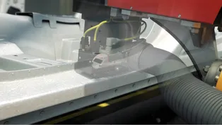 SpeedMarker® de Trotec marque au laser le code de série sur une pièce métallique automobile