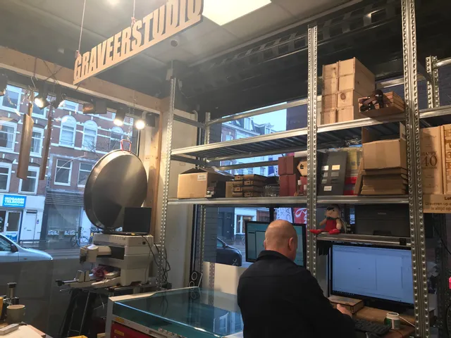 Man gebruikt Trotec lasergraveermachine met Ruby software in werkplaatsstudio