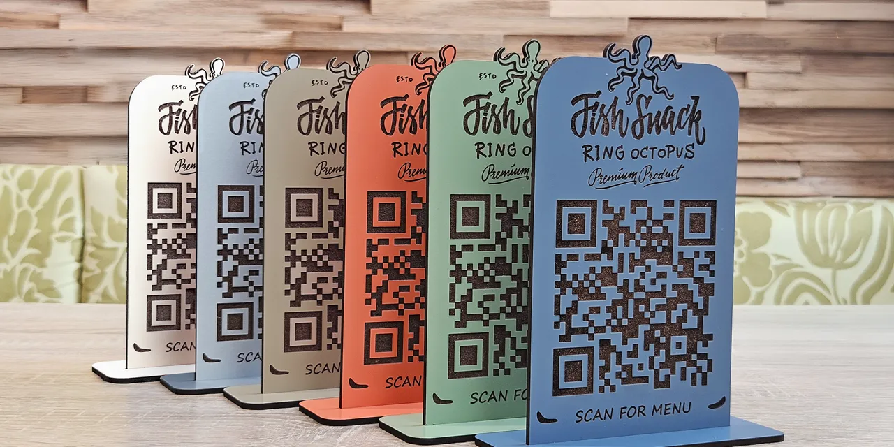 Bunte QR-Code-Restaurantschilder, geschnitten und graviert mit dem Laserschneider von Trotec CO₂
