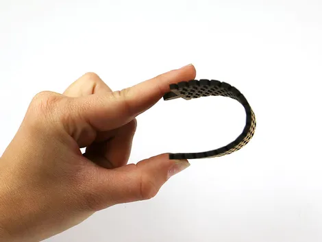 Muestra de madera flexible cortada con la cortadora láser Trotec CO₂ mediante la técnica de la ranura (kerf)