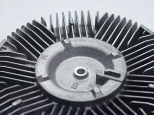 Componente de metal marcado a laser com código QR gravado usando o sistema de marcação a laser SpeedMarker da Trotec